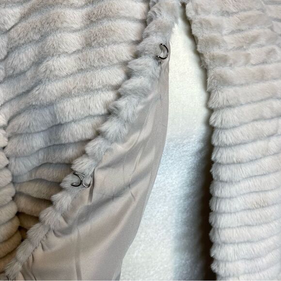 Betsey Johnson Beige Faux Fur Cropped Jacket Size Medium - Picture 7 of 15